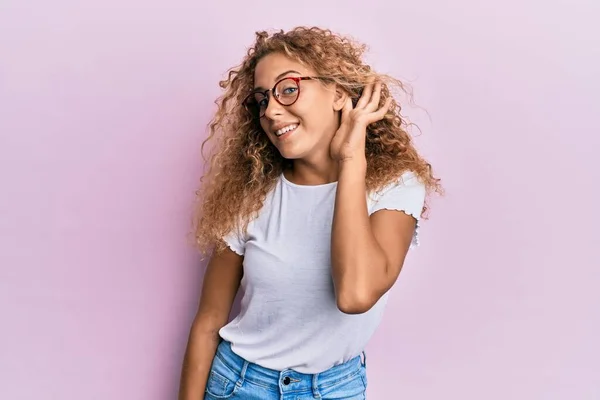 Vacker Kaukasiska Tonåring Flicka Bär Vit Shirt Över Rosa Bakgrund — Stockfoto