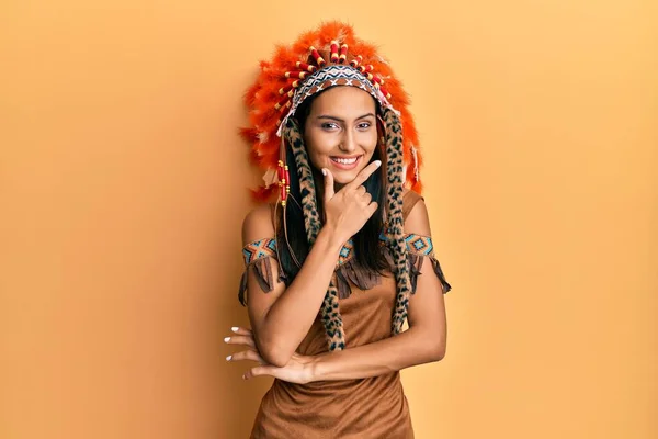 Joven Morena Vestida Traje Indio Mirando Con Confianza Cámara Sonriendo — Foto de Stock