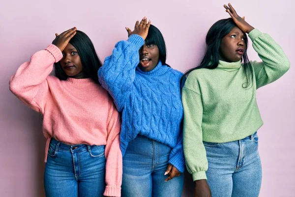 Três Jovens Amigos Afro Americanos Vestindo Camisola Inverno Surpreso Com — Fotografia de Stock