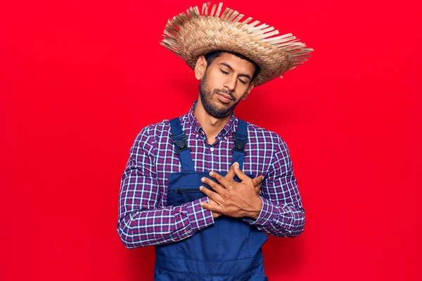 Çiftçi Şapkası Önlüğü Takan Genç Latin Adam Elleri Göğsünde Gözleri — Stok fotoğraf