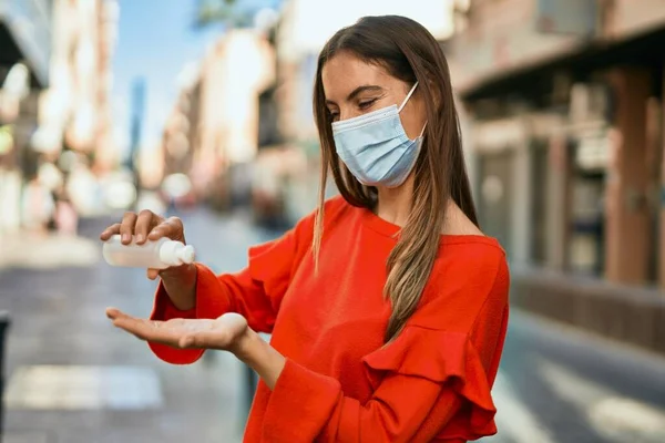 Jovem Hispânica Vestindo Máscara Médica Usando Gel Higienizador Mão Cidade — Fotografia de Stock