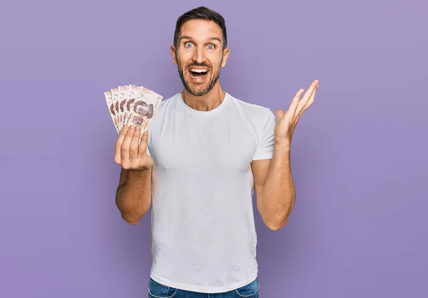 Bonito Homem Com Barba Segurando Pesos Mexicanos Notas Comemorando Vitória — Fotografia de Stock