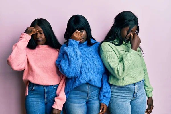 ウールの冬のセーターを着ている3人の若いアフリカ系アメリカ人の友人は 鼻をこすり 目は疲労と頭痛を感じる ストレスとフラストレーションの概念 — ストック写真