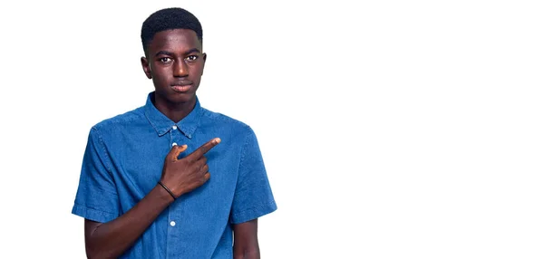 Νεαρός Αφροαμερικάνος Που Φοράει Καθημερινά Ρούχα Δείχνοντας Χέρι Δάχτυλο Στο — Φωτογραφία Αρχείου