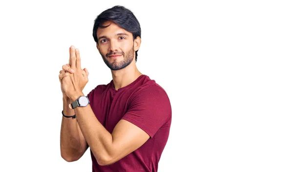 Snygg Latinamerikansk Man Klädd Vardagskläder Med Symbolisk Pistol Med Handgest — Stockfoto
