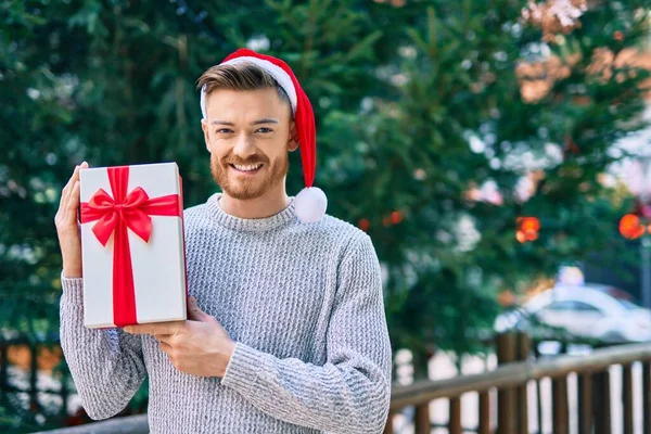 Jonge Blanke Man Draagt Kerstmuts Met Cadeautje Het Park — Stockfoto