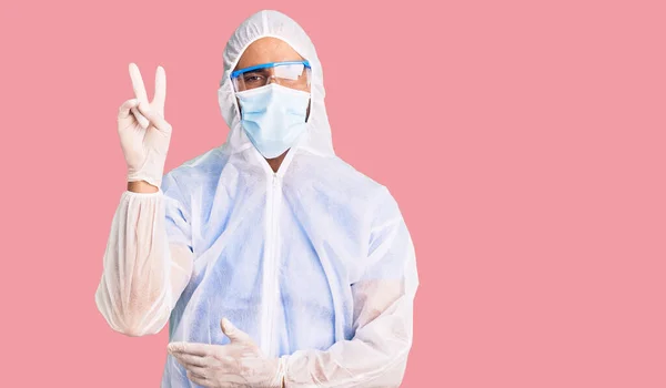 Jonge Spaanse Man Draagt Doktersbescherming Coronavirus Uniform Medisch Masker Glimlachend — Stockfoto