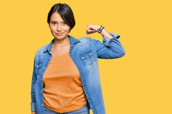 Young Beautiful Hispanic Woman Short Hair Wearing Casual Denim Jacket — ストック写真