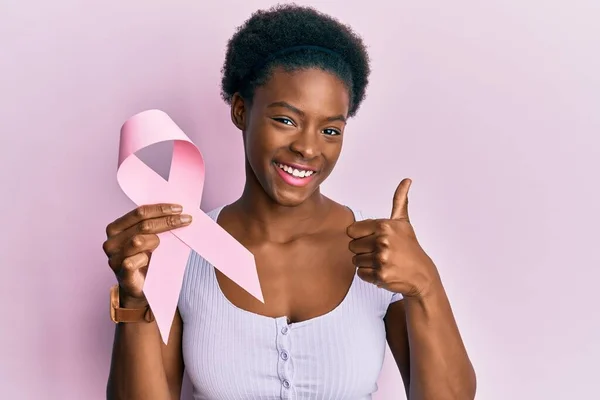 Jovem Afro Americana Segurando Fita Câncer Rosa Sorrindo Feliz Positivo — Fotografia de Stock