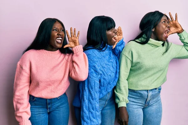 Troje Młodych Afrykańskich Przyjaciół Ubranych Wełniany Zimowy Sweter Krzyczy Krzyczy — Zdjęcie stockowe