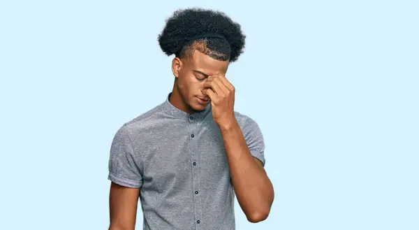 黑头发的非裔美国人穿着休闲服 疲倦地揉揉鼻子和眼睛 感到疲倦和头痛 压力和挫败感概念 — 图库照片