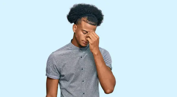 Africano Americano Com Cabelo Afro Vestindo Roupas Casuais Cansado Esfregando — Fotografia de Stock