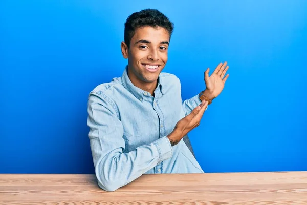 Ung Vacker Afrikansk Amerikan Man Bär Casual Kläder Sitter Bordet — Stockfoto