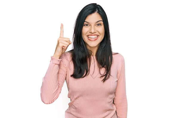 Jonge Latijns Amerikaanse Vrouw Draagt Casual Kleding Wijzen Vinger Omhoog — Stockfoto