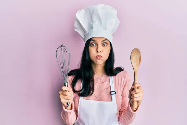 Mujer Hispana Joven Vistiendo Uniforme Panadero Sosteniendo Cuchara Batiendo Mejillas — Foto de Stock