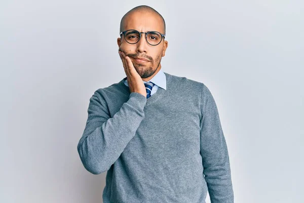 Hispanische Erwachsene Mann Mit Brille Und Business Stil Berühren Mund — Stockfoto