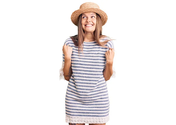 夏の帽子をかぶって美しい白人女性は非常に満足し 腕を上げて勝者のジェスチャーを行う興奮し 笑顔と成功のために叫んでいます お祝いのコンセプト — ストック写真