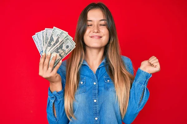 Mulher Branca Bonita Segurando Dólares Gritando Orgulhoso Celebrando Vitória Sucesso — Fotografia de Stock