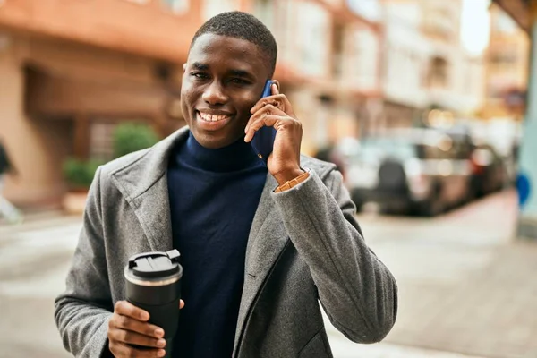 Jovem Afro Americano Falando Smartphone Bebendo Café Cidade — Fotografia de Stock