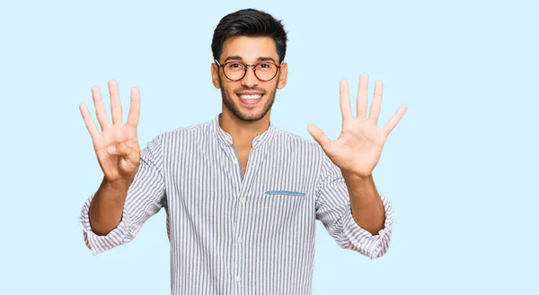 Junger Gutaussehender Mann Lässiger Kleidung Und Brille Zeigt Mit Finger — Stockfoto