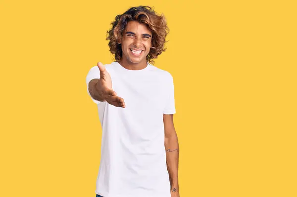 Joven Hombre Hispano Vistiendo Camiseta Blanca Casual Sonriente Alegre Ofreciendo —  Fotos de Stock