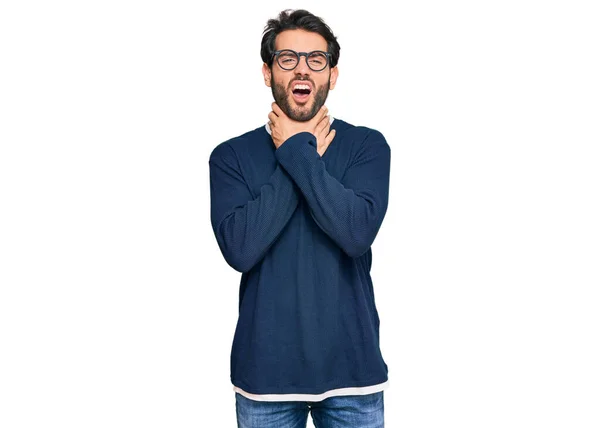Mladý Hispánec Neformálním Oblečení Brýlích Křičí Dusí Protože Bolí Zdravotní — Stock fotografie