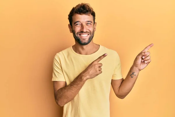 Hombre Guapo Con Barba Vistiendo Camiseta Amarilla Casual Sobre Fondo — Foto de Stock