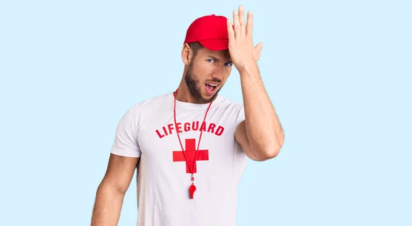Jovem Caucasiano Vestindo Salva Vidas Shirt Segurando Assobio Surpreso Com — Fotografia de Stock