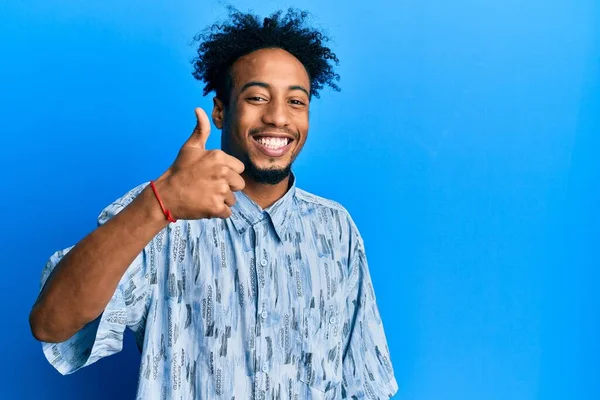 Jovem Afro Americano Com Barba Vestindo Roupas Casuais Fazendo Polegares — Fotografia de Stock