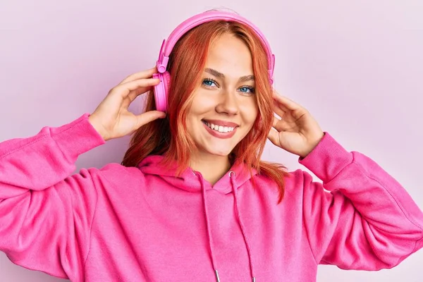 Mujer Pelirroja Joven Escuchando Música Usando Auriculares Sonriendo Con Una — Foto de Stock