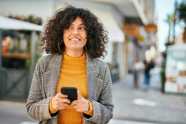 Ung Latinamerikansk Affärskvinna Ler Glad Med Smartphone Stan — Stockfoto