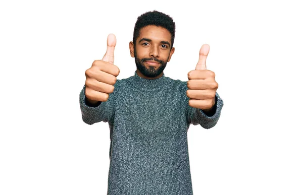 Joven Afroamericano Vestido Con Ropa Casual Aprobando Hacer Gesto Positivo —  Fotos de Stock