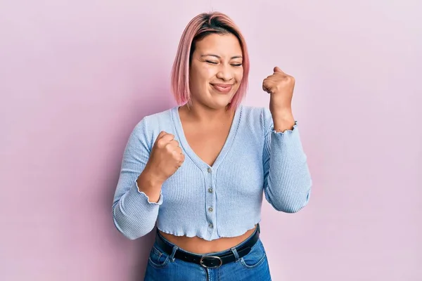 Mulher Hispânica Com Cabelo Rosa Sobre Fundo Rosa Comemorando Surpreso — Fotografia de Stock