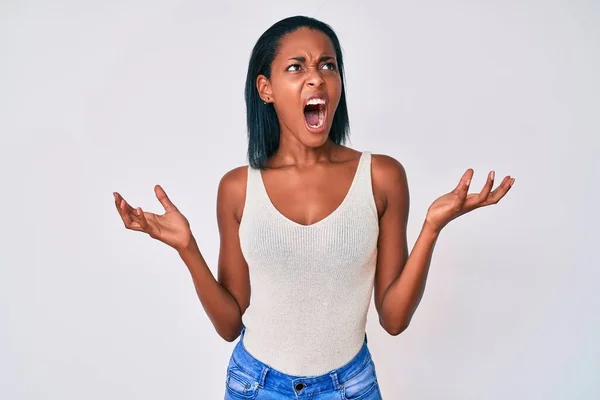 Jovem Afro Americana Vestindo Roupas Casuais Loucas Loucas Gritando Gritando — Fotografia de Stock