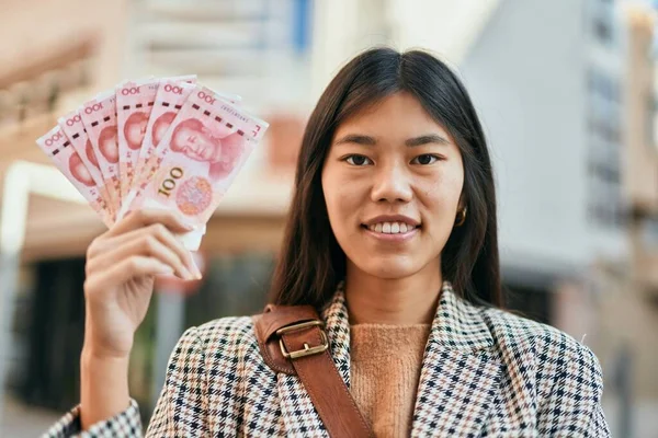 Jovem Mulher Negócios Asiática Sorrindo Feliz Cidade — Fotografia de Stock