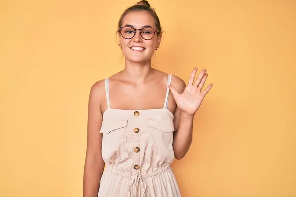 Schöne Kaukasische Frau Trägt Sommerkleid Und Zeigt Mit Fingern Nummer — Stockfoto