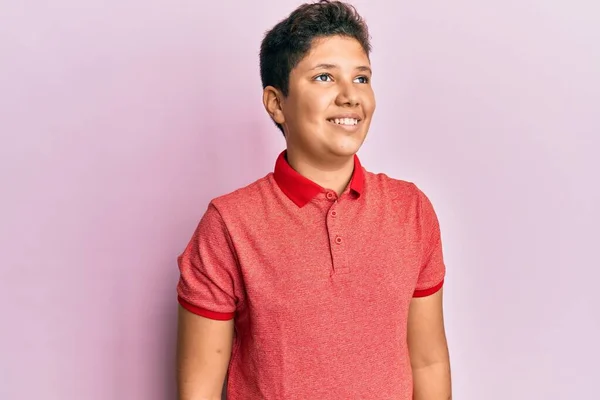 Подросток Латиноамериканец Носить Повседневную Одежду Глядя Сторону Расслабиться Профиль Позировать — стоковое фото