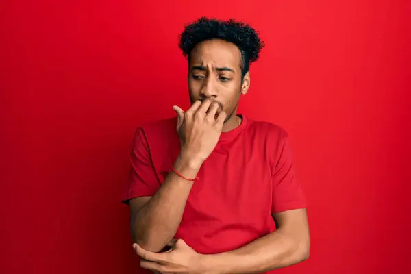 Jonge Afro Amerikaanse Man Met Baard Draagt Casual Rood Shirt — Stockfoto