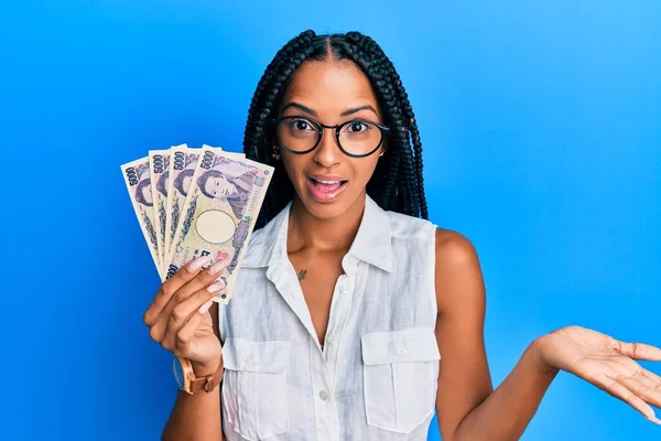 Hermosa Mujer Hispana Sosteniendo Billetes Yen Japoneses Celebrando Logro Con —  Fotos de Stock