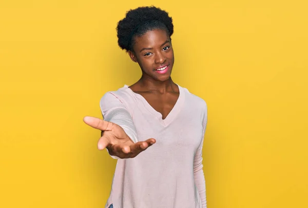 Jovem Menina Afro Americana Vestindo Roupas Casuais Sorrindo Alegre Oferecendo — Fotografia de Stock