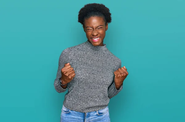 Jong Afrikaans Amerikaans Meisje Draagt Casual Kleding Opgewonden Voor Succes — Stockfoto
