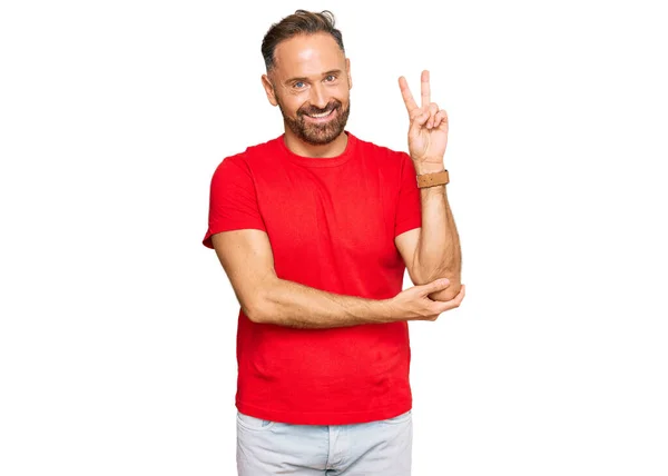 Schöner Mann Mittleren Alters Lässigem Rotem Shirt Lächelnd Mit Glücklichem — Stockfoto