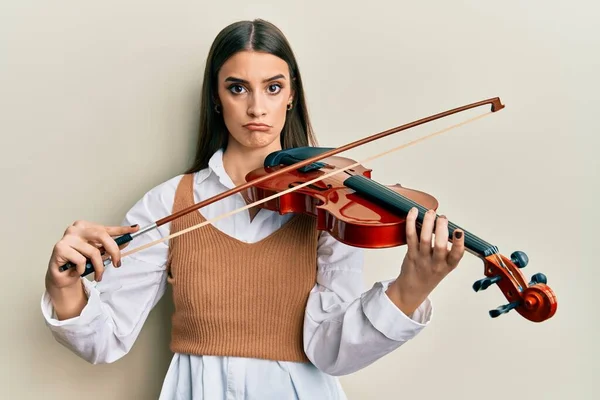 Linda Morena Jovem Tocando Violino Deprimido Preocupar Com Angústia Chorando — Fotografia de Stock