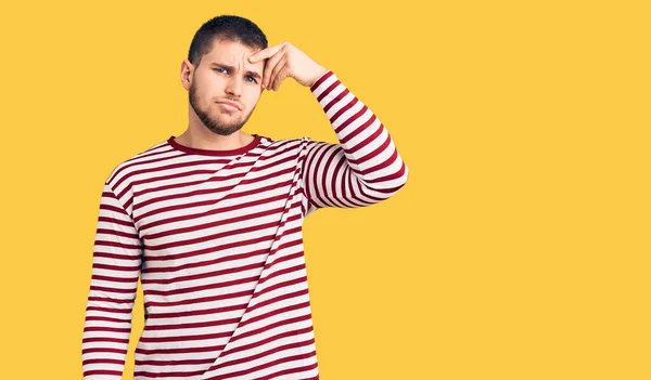 Homem Bonito Jovem Usando Camisola Listrada Apontando Infeliz Para Borbulhar — Fotografia de Stock