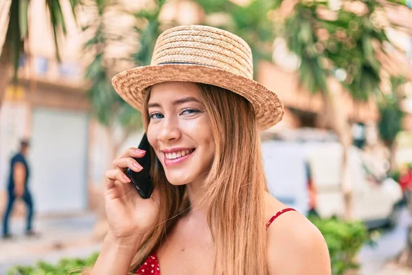 Joven Chica Turista Caucásica Sonriendo Feliz Hablando Smartphone Ciudad — Foto de Stock