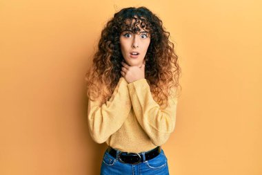 Günlük kıyafetler giyen genç İspanyol kız boğularak can çekiştiği için bağırıyor ve boğuluyor. Sağlık problemi. Boğulma ve intihar konsepti. 