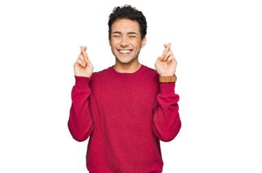 Sıradan kıyafetler giyen genç yakışıklı adam umut ve gözlerin kapalı gülümseyerek el sallıyor. Şans ve batıl inançlar. 