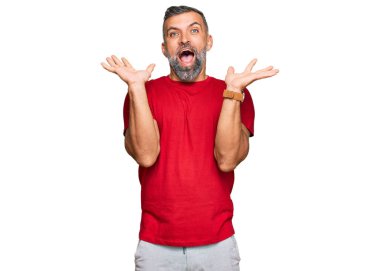 Orta yaşlı, sıradan kıyafetler giyen yakışıklı bir adam çılgın ve başarıyı kollarını kaldırıp heyecanla haykırarak kutluyor. Kazanan konsept 