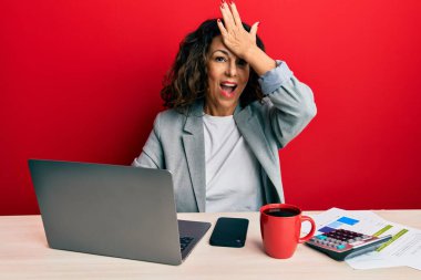 Ofiste çalışan orta yaşlı güzel bir kadın bir fincan kahve içiyor. Hatayla el ele tutuşup şaşırmış. Hatayı hatırla. Unuttum, kötü hafıza kavramı. 