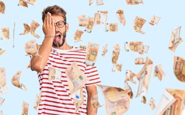 Sakallı, sıradan kıyafetler giyen, gözlüklü, esnemekten yorgun, yarı yüz, yarı göz, yarı ağız, yarı el esneyen yakışıklı sarışın adam. Yüzüm acıyor..